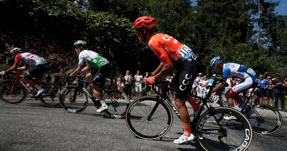 Do poważnego wypadku doszło na dziewiątym etapie Tour de France. W kraksie uczestniczył kolarz grupy CCC, Alessandro de Marchi – podaje Onet. W związku z odniesionymi obrażeniami, Włoch musiał się wycofać z wyścigu.