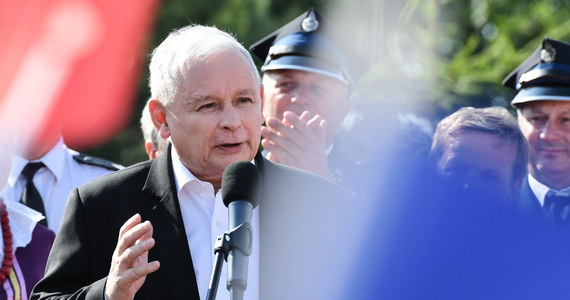 "Chcemy szybko się rozwijać, ale to wymaga społecznej zgody, to wymaga zakończenia tej wojny, która się toczy w Polsce" – mówił w niedzielę lider PiS Jarosław Kaczyński. Zapowiedział też, że jego partia program wyborczy przedstawi w sierpniu lub na początku września.