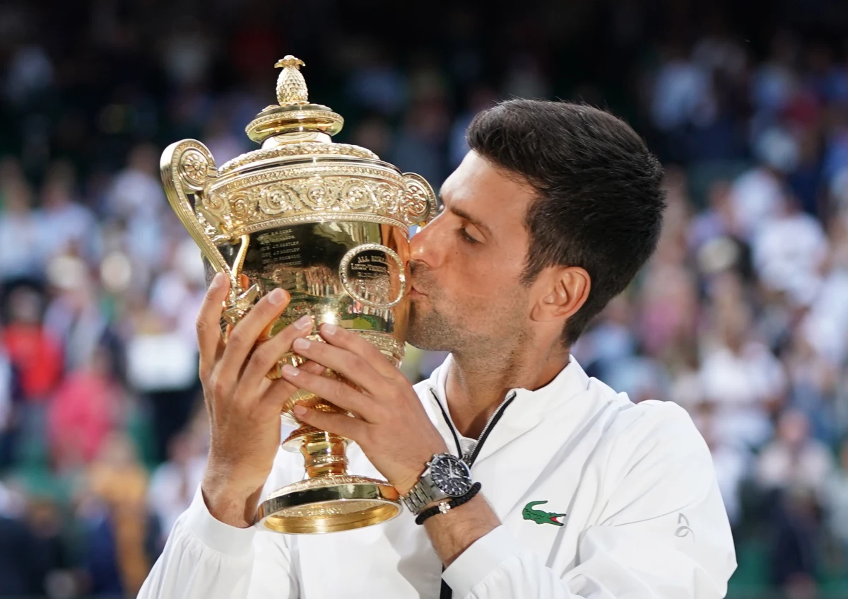 Lider rankingu tenisistów Novak Djokovic pokonał rozstawionego z "dwójką" Szwajcara Rogera Federera 7:6 (7-5), 1:6, 7:6 (7-4), 4:6, 13:12 (7-3) w finale Wimbledonu. Serb wywalczył 16. tytuł wielkoszlemowy, a w Londynie triumfował po raz piąty w karierze i drugi z rzędu.