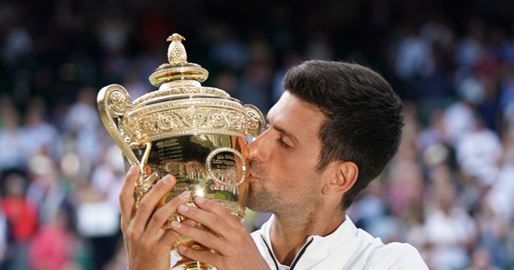 Lider rankingu tenisistów Novak Djokovic pokonał rozstawionego z "dwójką" Szwajcara Rogera Federera 7:6 (7-5), 1:6, 7:6 (7-4), 4:6, 13:12 (7-3) w finale Wimbledonu. Serb wywalczył 16. tytuł wielkoszlemowy, a w Londynie triumfował po raz piąty w karierze i drugi z rzędu.