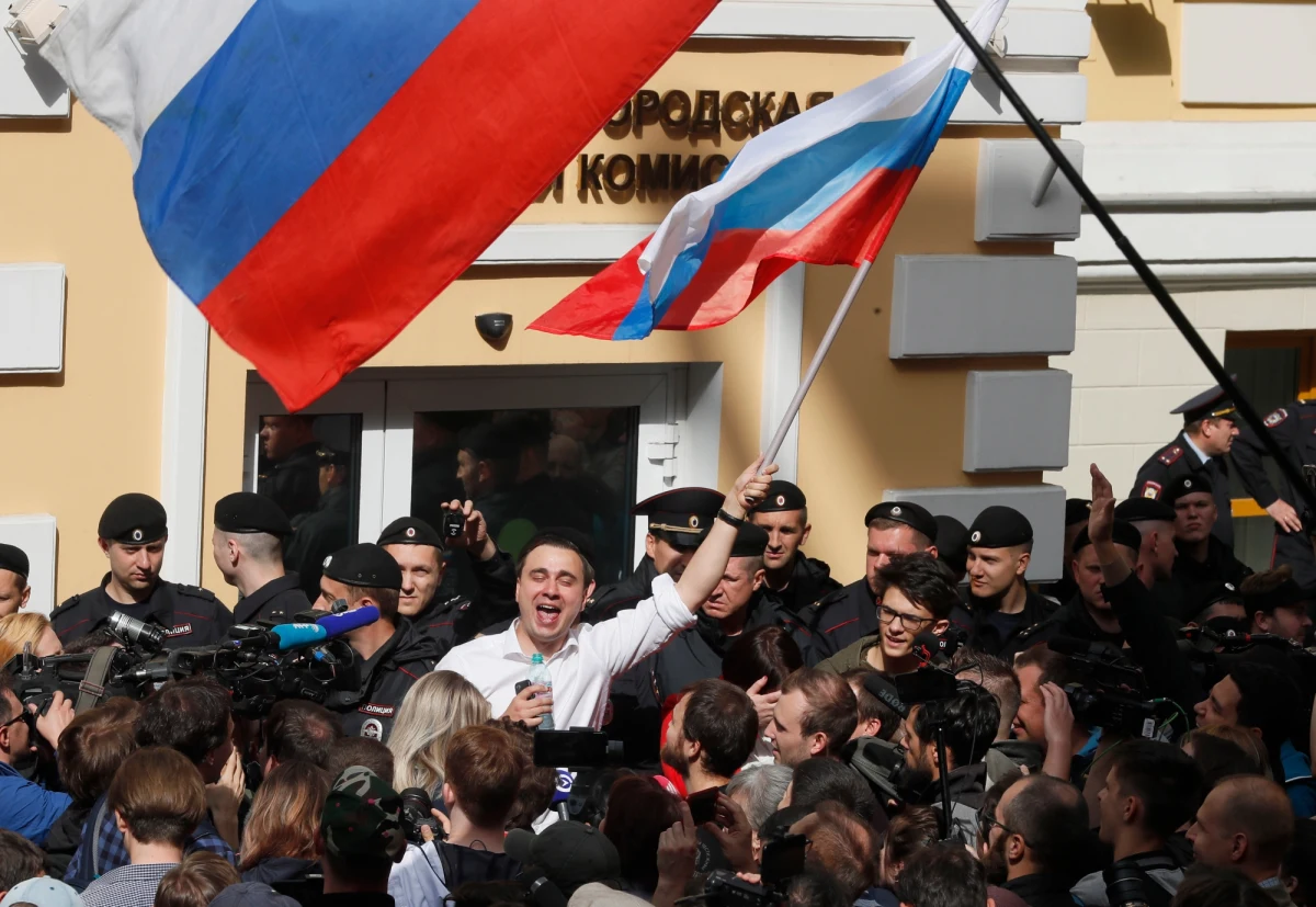 W Moskwie policja zatrzymała w niedzielę 38 osób demonstrujących pod budynkiem lokalnej komisji wyborczej. Wśród zatrzymanych są działacze opozycji antykremlowskiej ubiegający się o możliwość kandydowania w wyborach lokalnych w Moskwie 8 września