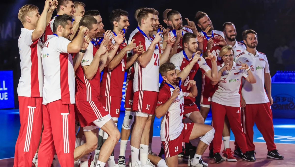 Polscy siatkarze zajęli trzecie miejsce w turnieju finałowym Ligi Narodów w Chicago, pokonując Brazylijczyków 3:0 (25:17, 25:23, 25:21). W tym meczu na ławce trenerskiej biało-czerwonych zabrakło Vitala Heynena.