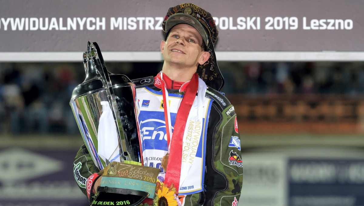 Żużlowiec Fogo Unii Leszno Janusz Kołodziej zdobył w Lesznie czwarty w swojej karierze tytuł indywidualnego mistrza Polski. W biegu finałowym pokonał Bartosza Zmarzlika (truly.work Stal Gorzów) oraz Macieja Janowskiego (Betard Sparta Wrocław). Czwarty był broniący tytułu Piotr Pawlicki (Fogo Unia).