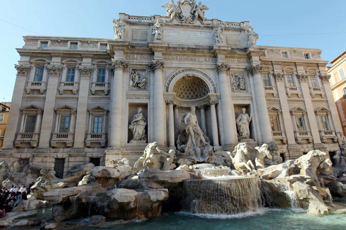 Turyści w Rzymie muszą liczyć się z tym, że nie zobaczą z bliska fontanny di Trevi, bo będzie niedostępna. Straż miejska może zamknąć słynny zabytek, gdy zgromadzi się tam zbyt duży tłum. Funkcjonariusze otoczą ją wtedy taśmą ochronną i turyści nie będą mogli się zbliżyć do zabytku. 