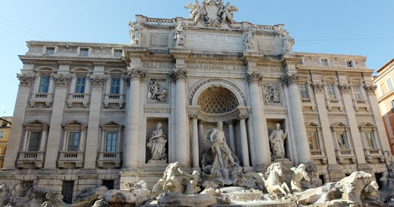Turyści w Rzymie muszą liczyć się z tym, że nie zobaczą z bliska fontanny di Trevi, bo będzie niedostępna. Straż miejska może zamknąć słynny zabytek, gdy zgromadzi się tam zbyt duży tłum. Funkcjonariusze otoczą ją wtedy taśmą ochronną i turyści nie będą mogli się zbliżyć do zabytku. 
