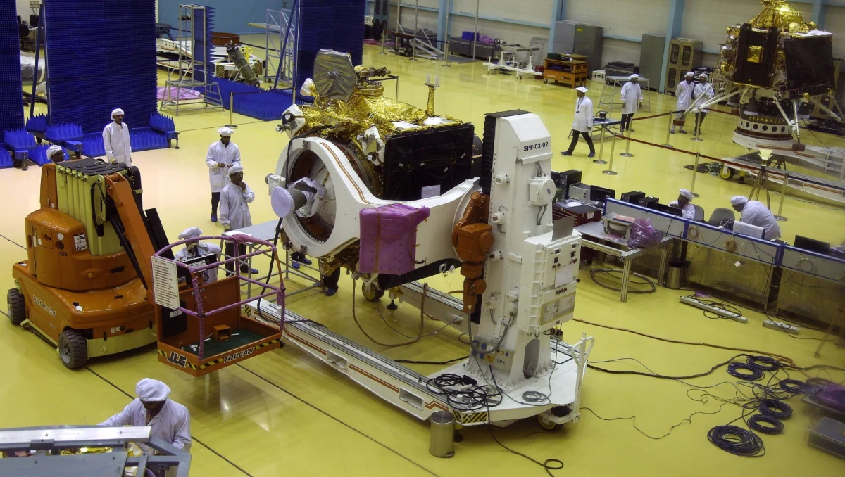 Niemal w ostatniej chwili odwołany został lot na Księżyc indyjskiej sondy Chandrayaan 2. Miała ona wylądować w okolicach bieguna południowego ziemskiego satelity. Niecałą godzinę przed startem w wyrzutni rakiet stwierdzono "techniczną usterkę".