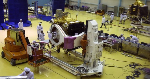 Niemal w ostatniej chwili odwołany został lot na Księżyc indyjskiej sondy Chandrayaan 2. Miała ona wylądować w okolicach bieguna południowego ziemskiego satelity. Niecałą godzinę przed startem w wyrzutni rakiet stwierdzono "techniczną usterkę".