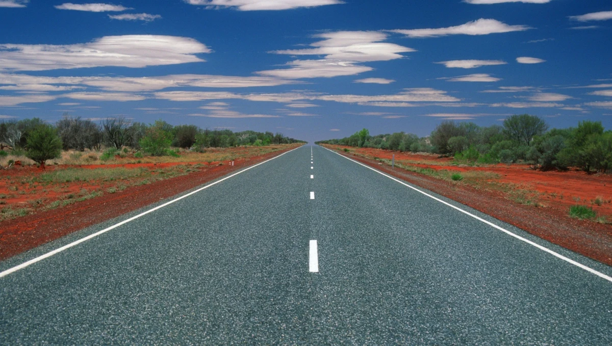 Czwórka małych Australijczyków - dziewczynka w wieku 10 lat, dwaj 13-letni chłopcy i jeden 14-latek - "wypożyczyli" sobie terenowy samochód ojca jednego z nich i wyruszyli w drogę ze stanu Queensland. Policja znalazła ich tysiąc kilometrów dalej, w Nowej Południowej Walii.