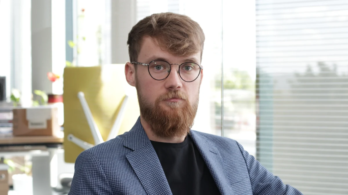 Ze statystyk policyjnych wynika, że w 2018 roku zaginęło 18 tys. osób. Jeżeli chodzi o osoby nieletnie, to jest to ponad 5 tys. – powiedział w RMF FM Filip Matuszewski, specjalista Fundacji Itaka do spraw poszukiwań. "Statycznie ok. 75-80 proc. poszukiwań udaje nam się doprowadzić do końca. Co oznacza, że dowiadujemy się, co się stało z zaginioną osobą – albo odnajdujemy ją żywą, albo niestety ciało" – dodaje. Jak mówił Gość Marcina Zaborskiego, Fundacja Itaka w prowadzeniu poszukiwań głównie posługuje się publikacją wizerunku. "Albo policja, albo rodzina, najbliżsi decydują o tym, kiedy kończą się poszukiwania. Mam do czynienia na co dzień i z sytuacjami, kiedy nie udaje nam się znaleźć zaginionych i z takimi, kiedy poszukiwania dają efekt. Trudno powiedzieć, które sytuacje mają miejsce częściej" – przyznaje Matuszewski.