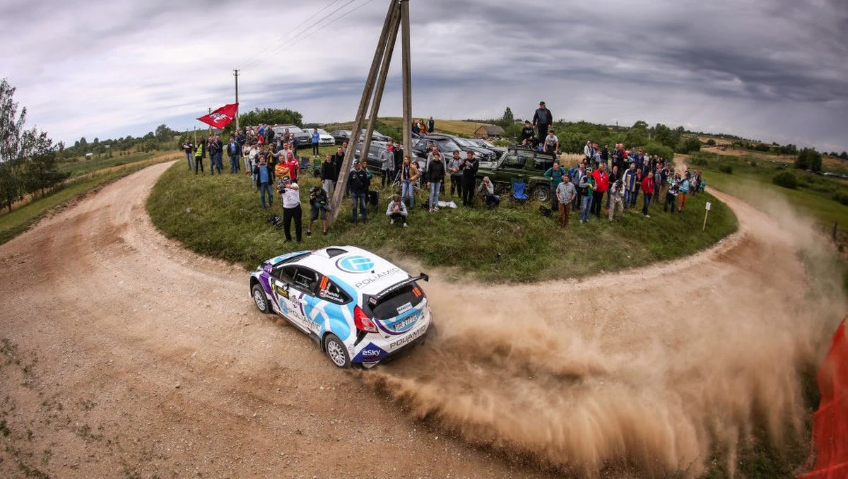 Prowadzili od startu do mety, wygrali 10 spośród 16 odcinków specjalnych: Mikołaj "Miko" Marczyk i Szymon Gospodarczyk triumfowali w Rajdzie Elektreny! Zaciętą walkę stoczyli z nimi na litewskich szutrach Tomasz Kasperczyk i Damian Syty, którzy odnotowali najlepsze czasy na pięciu próbach sportowych, a podium - z jednym oesowym zwycięstwem na koncie - uzupełnili Jarosław Kołtun i Ireneusz Pleskot. Zobaczcie, jak wyglądało wielkie ściganie na Litwie!