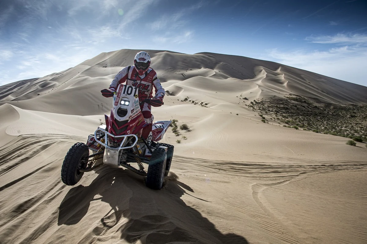Silk Way Rally jest obok Rajdu Dakar i brazylijskiego Dos Sertoes, jednym z trzech najdłuższych rajdów cross-country świata. Ściganie na azjatyckich bezdrożach z każdym dniem staje się bardziej wymagające. W dziewiątym dniu, trudy rywalizacji dotknęły między innymi polskiego quadowca Arkadiusza Lindnera, który uległ wypadkowi i z trasy zabrał go śmigłowiec. Niemal pół godziny przy swoim koledze spędził Rafał Sonik, udzielając mu niezbędnej pomocy. 