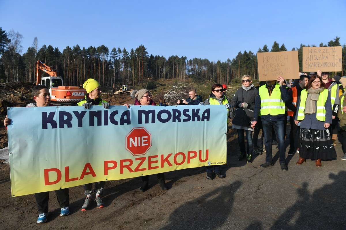 Urząd Morski w Gdyni - wbrew zapowiedziom - nie wyłonił w poniedziałek wykonawcy przekopu przez Mierzeję Wiślaną. Przetarg trwa. W grze pozostaje sześć z siedmiu firm, które w nim wystartowały. 