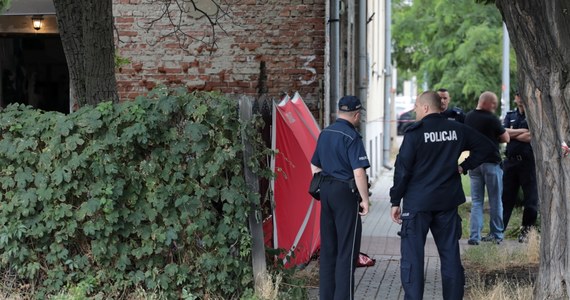 64-latek podejrzany m.in. o zabójstwo 43-letniej kobiety na warszawskim Bródnie został tymczasowo aresztowany przez sąd na trzy miesiące. Wcześniej w Prokuraturze Okręgowej usłyszał trzy zarzuty. Przyznał się do zarzucanych mu czynów.