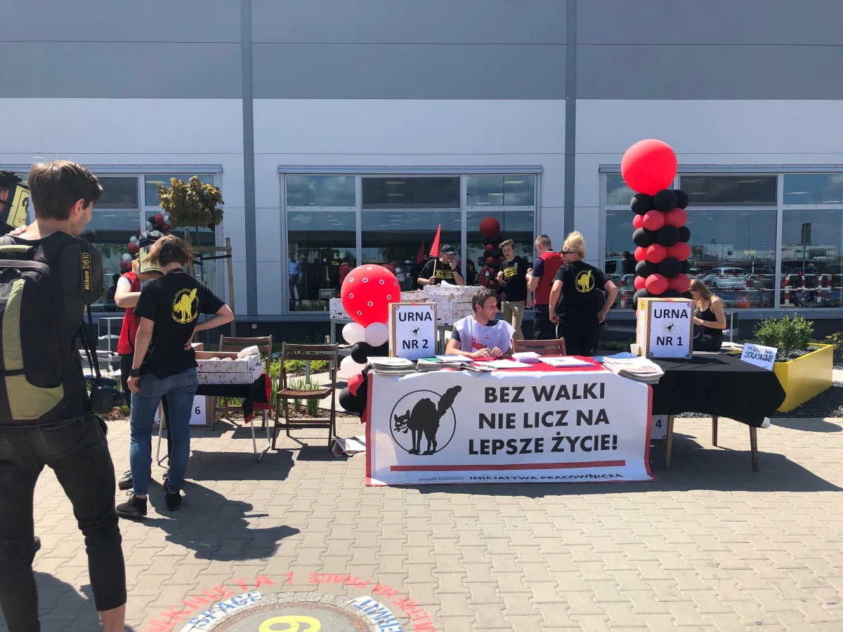 Przed magazynem amerykańskiego giganta sprzedaży internetowej w Sadach - firmy Amazon - zgromadziło się w poniedziałek kilkudziesięciu pracowników. Byli to głównie związkowcy z organizacji działających przy zakładzie - Inicjatywy Pracowniczej i Solidarności. 