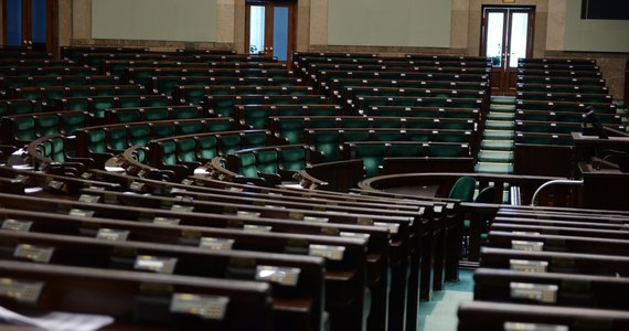 42 procent badanych zagłosowałoby na koalicję PiS, Porozumienia i Solidarnej Polski, gdyby wybory do parlamentu odbyły się w najbliższych dniach - wynika z najnowszego sondażu telefonicznego Kantar dla "Faktów" TVN i TVN24. 