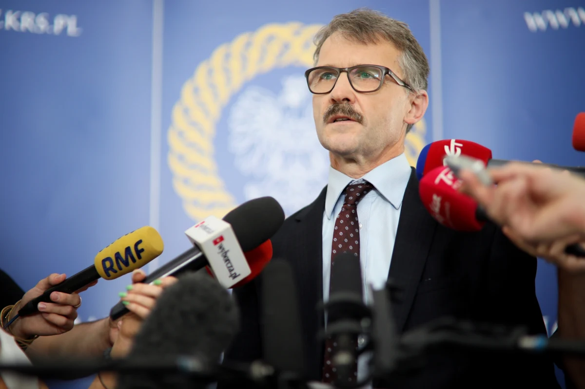 Tajemnicze spotkanie szefa Krajowej Rady Sądownictwa z przedstawicielami Kancelarii Prezydenta. Sędzia Leszek Mazur w poniedziałek po południu pojawił się w budynku kancelarii przy ulicy Wiejskiej w Warszawie. Nie chce jednak ujawnić z którym z ministrów prezydenta Andrzeja Dudy się spotkał i czego dotyczyły rozmowy. KRS jest konstytucyjnym organem, który powinien stać na straży niezależności sądów i niezawisłości sędziów, dlatego takie spotkanie może budzić kontrowersje. 
