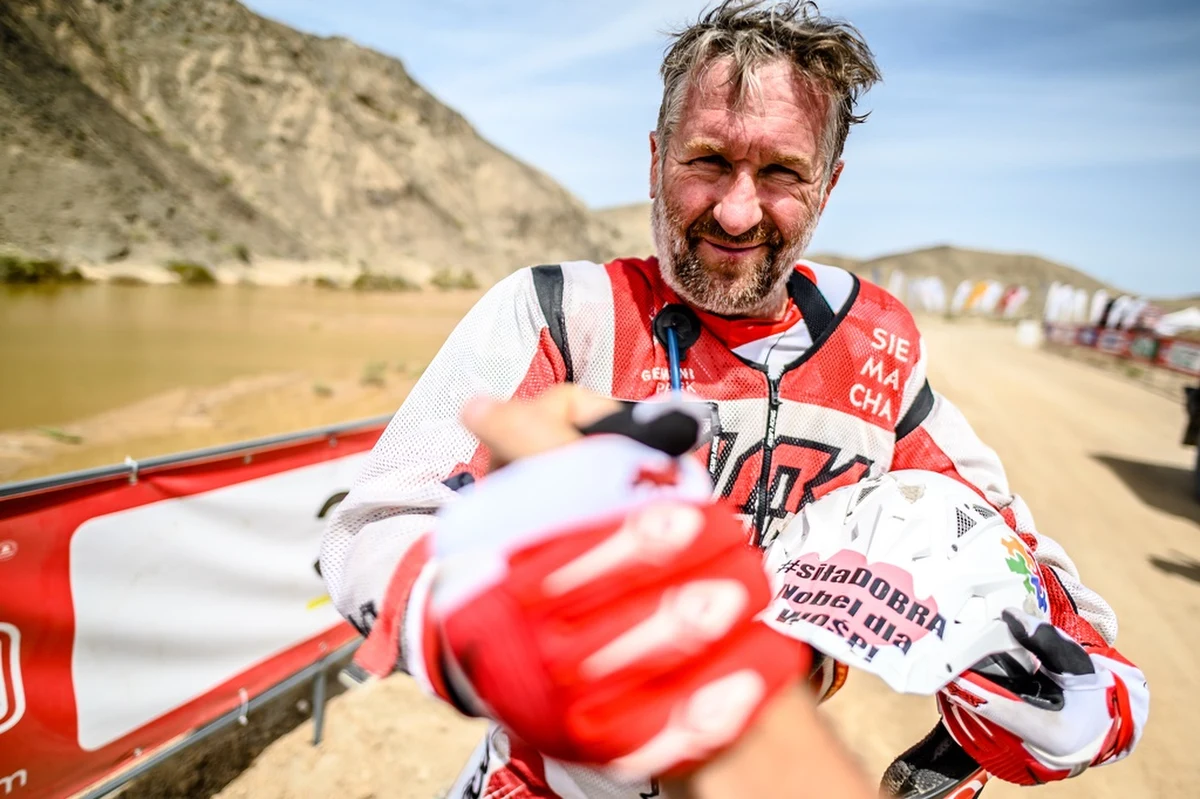 Rafał Sonik dojechał na pozycji lidera do mety w Dunhuang i wygrał Silk Way Rally. Polak został tym samym nowym liderem Pucharu Świata, którego decydujące rundy rozegrają się w Chile i Maroko. "Zdecydowała właściwa taktyka oraz bardzo dobre przygotowanie: drużyny, quada oraz moje fizyczne i mentalne. Wszyscy byliśmy zdeterminowani, by powalczyć o zwycięstwo" - powiedział na mecie. 