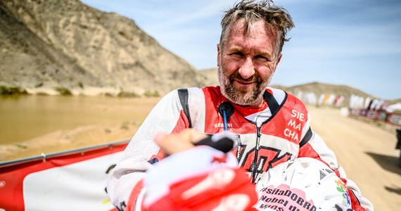 Rafał Sonik dojechał na pozycji lidera do mety w Dunhuang i wygrał Silk Way Rally. Polak został tym samym nowym liderem Pucharu Świata, którego decydujące rundy rozegrają się w Chile i Maroko. "Zdecydowała właściwa taktyka oraz bardzo dobre przygotowanie: drużyny, quada oraz moje fizyczne i mentalne. Wszyscy byliśmy zdeterminowani, by powalczyć o zwycięstwo" - powiedział na mecie. 