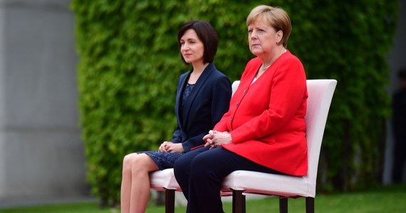 Kanclerz Niemiec Angela Merkel znów siedziała podczas odgrywania hymnów państwowych. Tym razem do niecodziennej z punktu widzenia protokołu dyplomatycznego sytuacji doszło w trakcie powitania w Berlinie premier Mołdawii Mai Sandu.