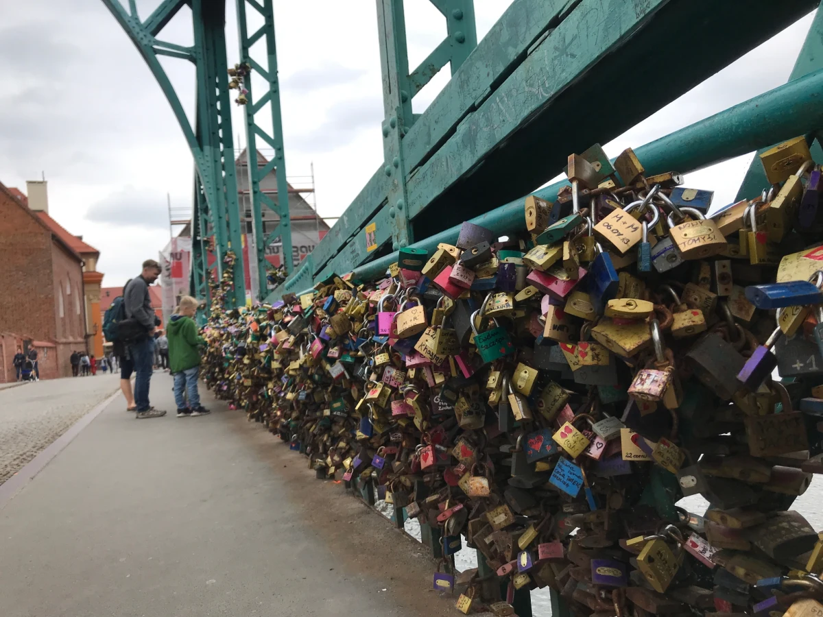Ponad 40 tysięcy kłódek znika właśnie z mostu na Ostrowie Tumskim we Wrocławiu. Przez 10 lat zakochane pary wieszały na jego przęsłach kłódki z imionami, cytatami i datami. 