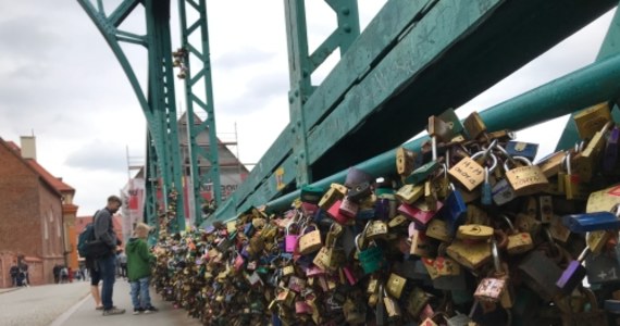Ponad 40 tysięcy kłódek znika właśnie z mostu na Ostrowie Tumskim we Wrocławiu. Przez 10 lat zakochane pary wieszały na jego przęsłach kłódki z imionami, cytatami i datami. 