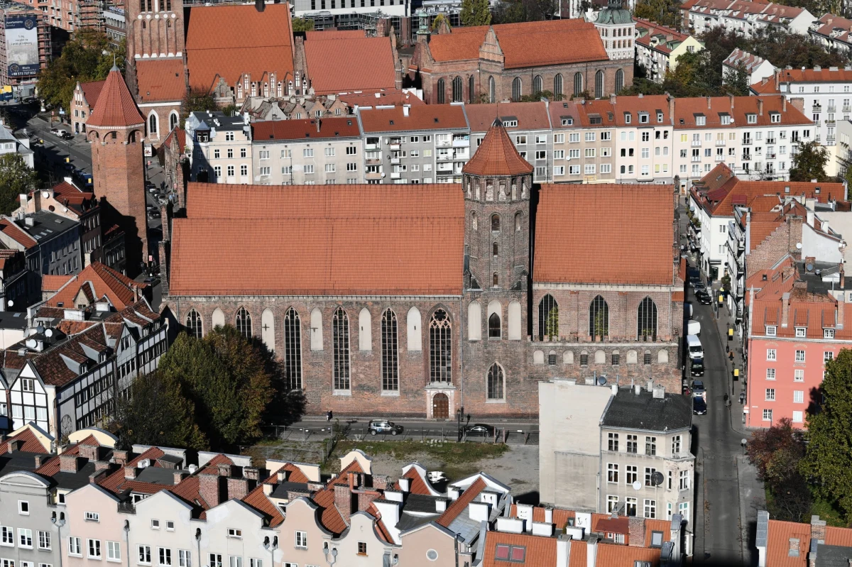 Przełomowe informacje dotyczące Bazyliki św. Mikołaja w Gdańsku. Kościół zbudowano inaczej, niż do tej pory zakładano. Najstarsza z gdańskich bazylik - jedyny kościół historycznego centrum niezniszczony w II wojnie światowej - od października zeszłego roku jest całkowicie zamknięta. Z powodu pękających sklepień i ścian grozi jej katastrofa budowlana. Do tej pory problemy z konstrukcją tłumaczono butwieniem dębowych pali, na których miał zostać posadowiony kościół. Najnowsze ustalenia mówią jednak coś innego. O szczegółach o. Michał Osek, przeor klasztoru gdańskich dominikanów opowiedział naszemu reporterowi Kubie Kałudze. 