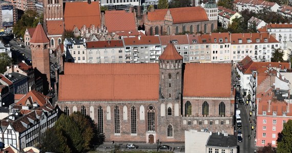 Przełomowe informacje dotyczące Bazyliki św. Mikołaja w Gdańsku. Kościół zbudowano inaczej, niż do tej pory zakładano. Najstarsza z gdańskich bazylik - jedyny kościół historycznego centrum niezniszczony w II wojnie światowej - od października zeszłego roku jest całkowicie zamknięta. Z powodu pękających sklepień i ścian grozi jej katastrofa budowlana. Do tej pory problemy z konstrukcją tłumaczono butwieniem dębowych pali, na których miał zostać posadowiony kościół. Najnowsze ustalenia mówią jednak coś innego. O szczegółach o. Michał Osek, przeor klasztoru gdańskich dominikanów opowiedział naszemu reporterowi Kubie Kałudze. 