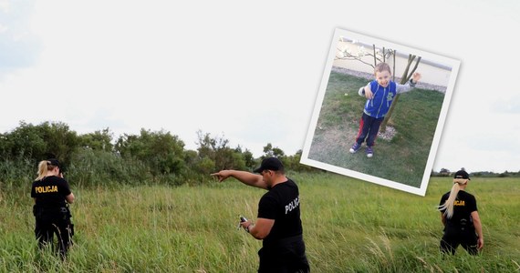 Policyjny eksperci wciąż nie mogą przebadać ubrania ojca 5-letniego Dawida Żukowskiego. Stanie się to najwcześniej jutro. Tydzień temu mężczyzna zabrał dziecko z domu w Grodzisku Mazowieckim, a po kilku godzinach popełnił samobójstwo. Co stało się z Dawidem - do dziś nie wiadomo.