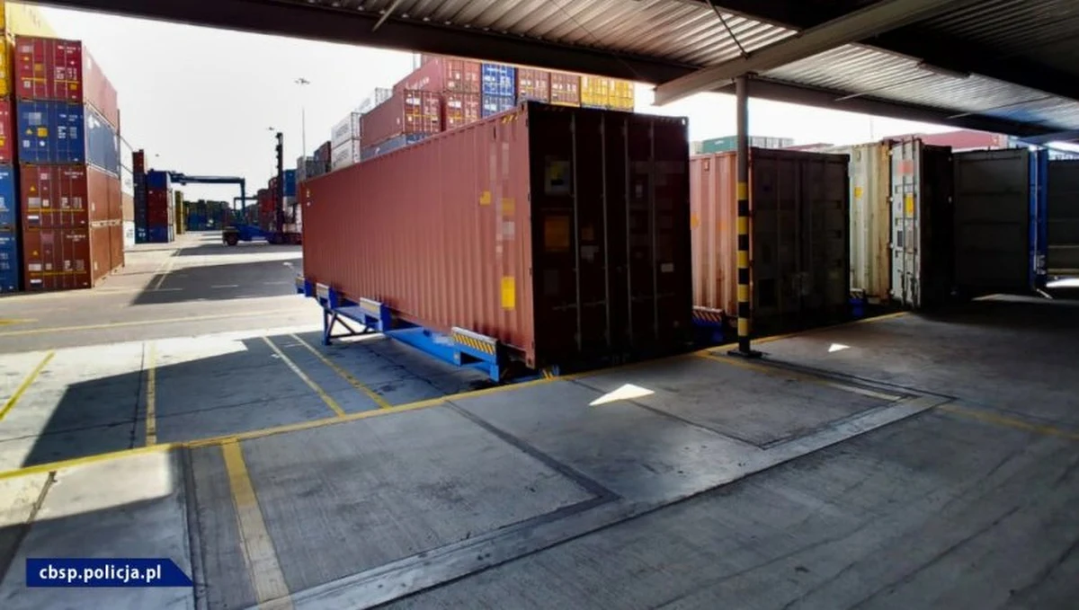 Przemyt blisko 15 mln sztuk papierosów o wartości ok. 10 mln zł udaremniły w gdańskim porcie policja i służba celna. Towar nadany w Chinach miał trafić na Ukrainę. Z tytułu nieopłacenia cła, akcyzy oraz podatku VAT Skarb Państwa mógł stracić ponad 17 mln zł.