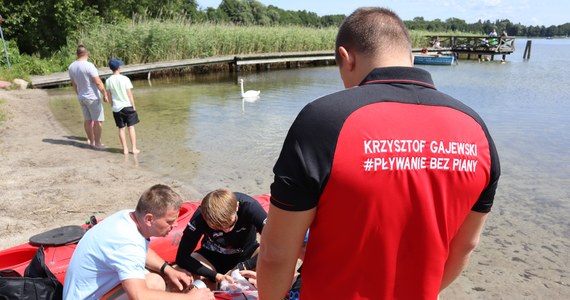 Krzysztofowi Gajewskiemu nie udało się przepłynąć 170 kilometrów i pobić rekordu świata w pływaniu bez pianki. Po przepłynięciu jeziora Śniardwy pływak zrezygnował.
