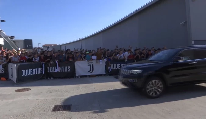 Mathijs de Ligt na testach medycznych w Juventusie. Przywitał go tłum kibiców. Wideo