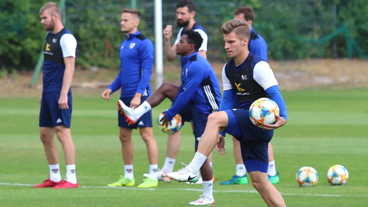 Piast Gliwice wierzy w zwycięstwo i awans do drugiej rundy eliminacji Ligi Mistrzów. Gliwiczanie, po wyjazdowym remisie 1:1 z BATE Borysów, są w korzystnej sytuacji przed rewanżem u siebie. Już nawet bezbramkowy remis może zapewnić Piastowi awans. Mistrzowie Polski będą mieli po swojej stronie trybuny, inaczej niż w poprzednim meczu, gdzie kibice z Borysowa bardzo żywiołowo reagowali na każdą decyzję sędziego, podjętą nie po ich myśli.