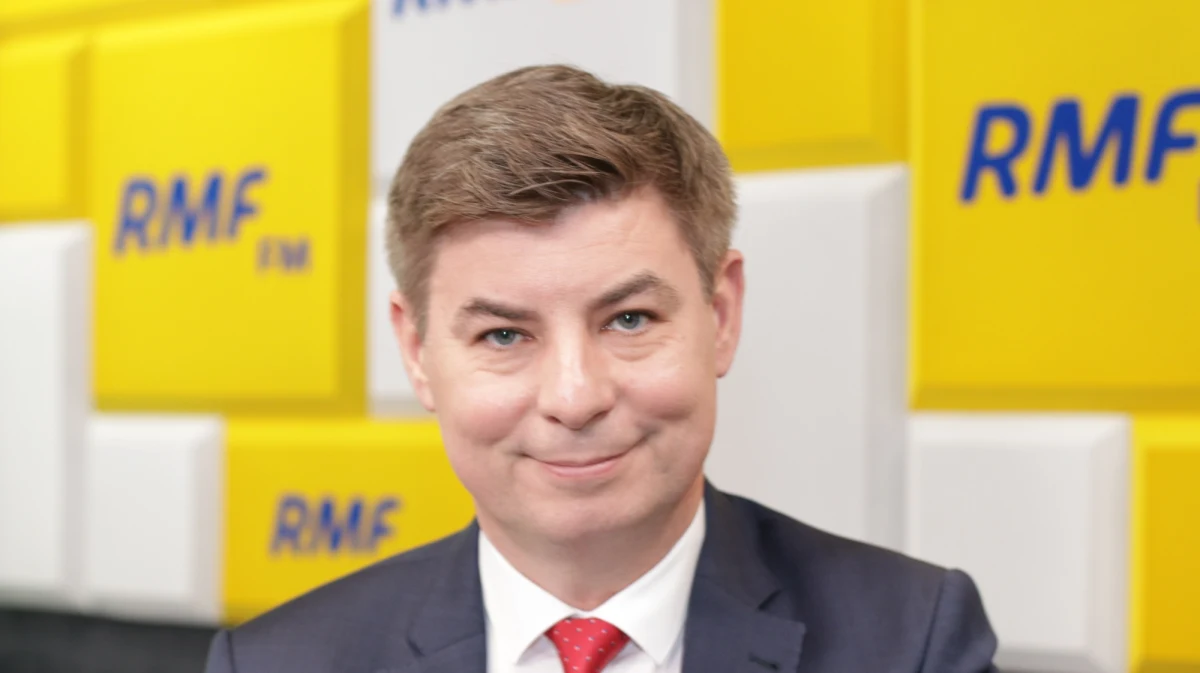 "Nie dzielimy skóry na niedźwiedziu. Grzegorz Schetyna nigdy nie mówił, że celem jego działań jest bycie premierem" - mówi w Rozmowie w samo południe w RMF FM rzecznik Platformy Obywatelskiej Jan Grabiec. "Grzegorz Schetyna robi wszystko, żeby zrealizować marzenia milionów Polaków, o tym, że opozycja porozumiewa się i jest w stanie wygrać wybory" - dodaje gość Marcina Zaborskiego. Czy uda się zbudować jedną szeroką koalicję po stronie opozycji? "Trzeba walczyć do końca. (...) Trzeba budować pozytywne scenariusze, póki jeszcze piłka w grze" - odpowiada Jan Grabiec. 