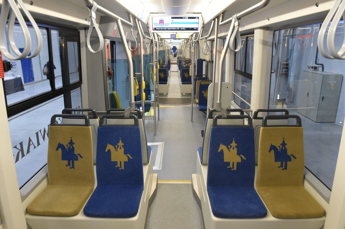 Do końca roku władze Krakowa muszą znaleźć 40 milionów złotych na komunikację miejską. Tyle pieniędzy brakuje w kasie miasta, aby mogła ona funkcjonować bez przeszkód. Pomóc miały podwyżki cen biletów, które zaczęły obowiązywać od maja. Jednak wpływy ze sprzedaży w czerwcu były o 300 tysięcy złotych mniejsze niż przed podwyżką - donosi w środę portale Onet. 