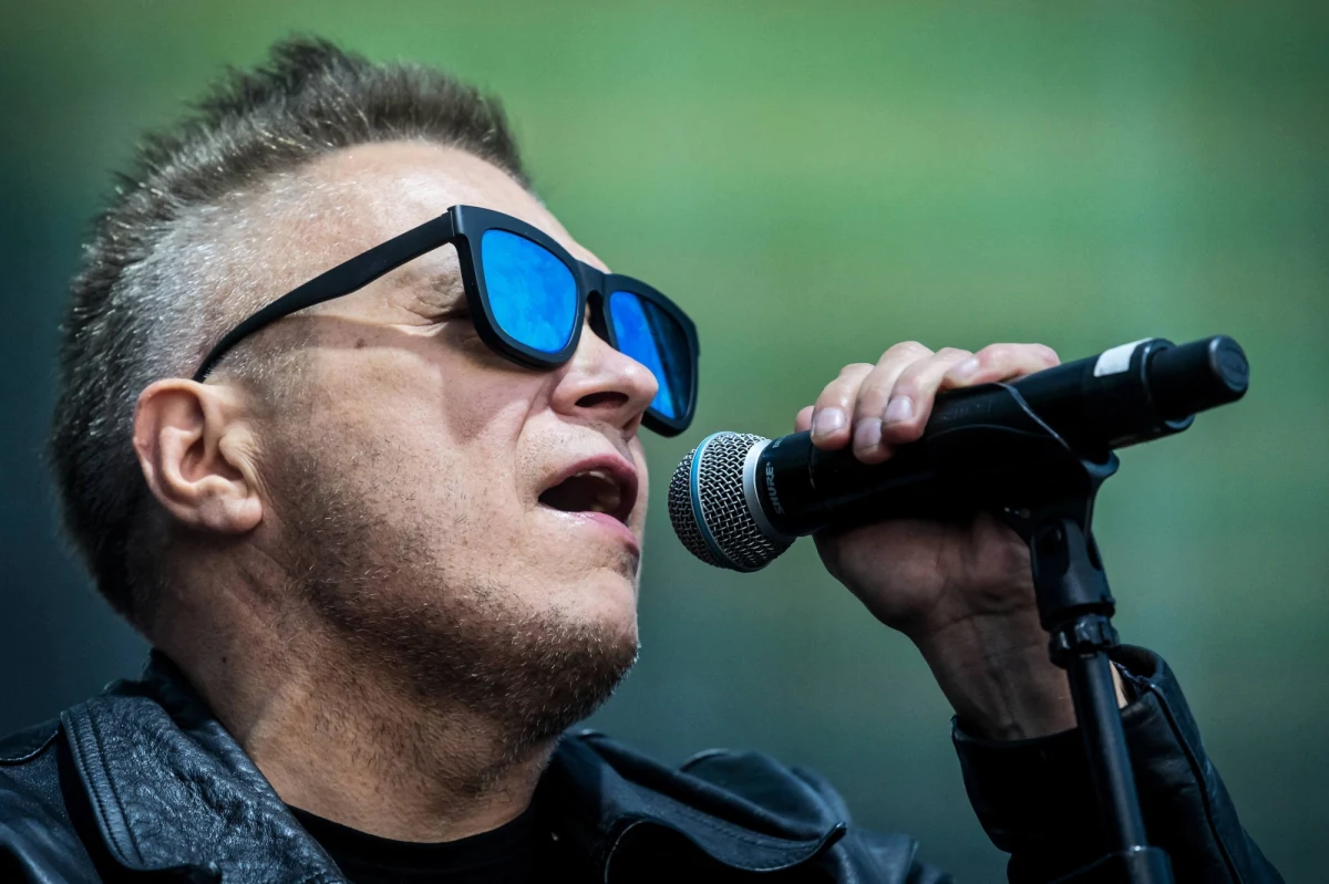 "Muniek Staszczyk, lider zespołu T.Love podczas krótkiego pobytu w Londynie z powodu nagłej choroby trafił do miejscowego szpitala, gdzie jest poddawany leczeniu" - poinformowała grupa na swoim profilu na Facebooku. 