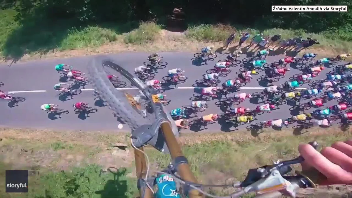 W poniedziałek podczas wyścigu kolarskiego Tour de France mężczyzna na rowerze przeskoczył nad kolarzami. Rowerzysta nagrał swój wyczyn i pochwalił się wideo.