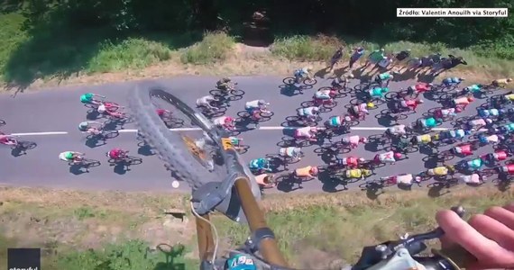 W poniedziałek podczas wyścigu kolarskiego Tour de France mężczyzna na rowerze przeskoczył nad kolarzami. Rowerzysta nagrał swój wyczyn i pochwalił się wideo.