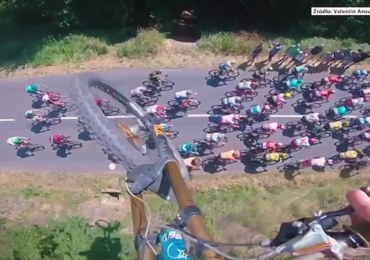 Przeskoczył kolarzy jadących w TdF. Zobacz imponujący wyczyn
