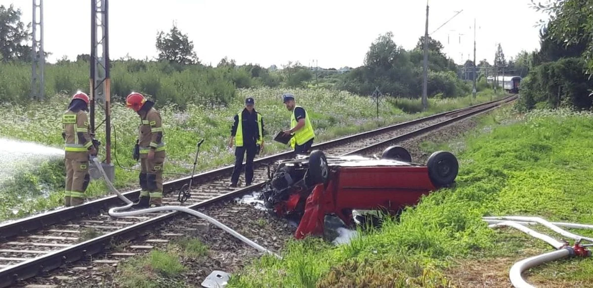 Trzy osoby zostały ranne w zderzeniu pociągu z samochodem osobowym w Pasłęku w woj. warmińsko-mazurskim.