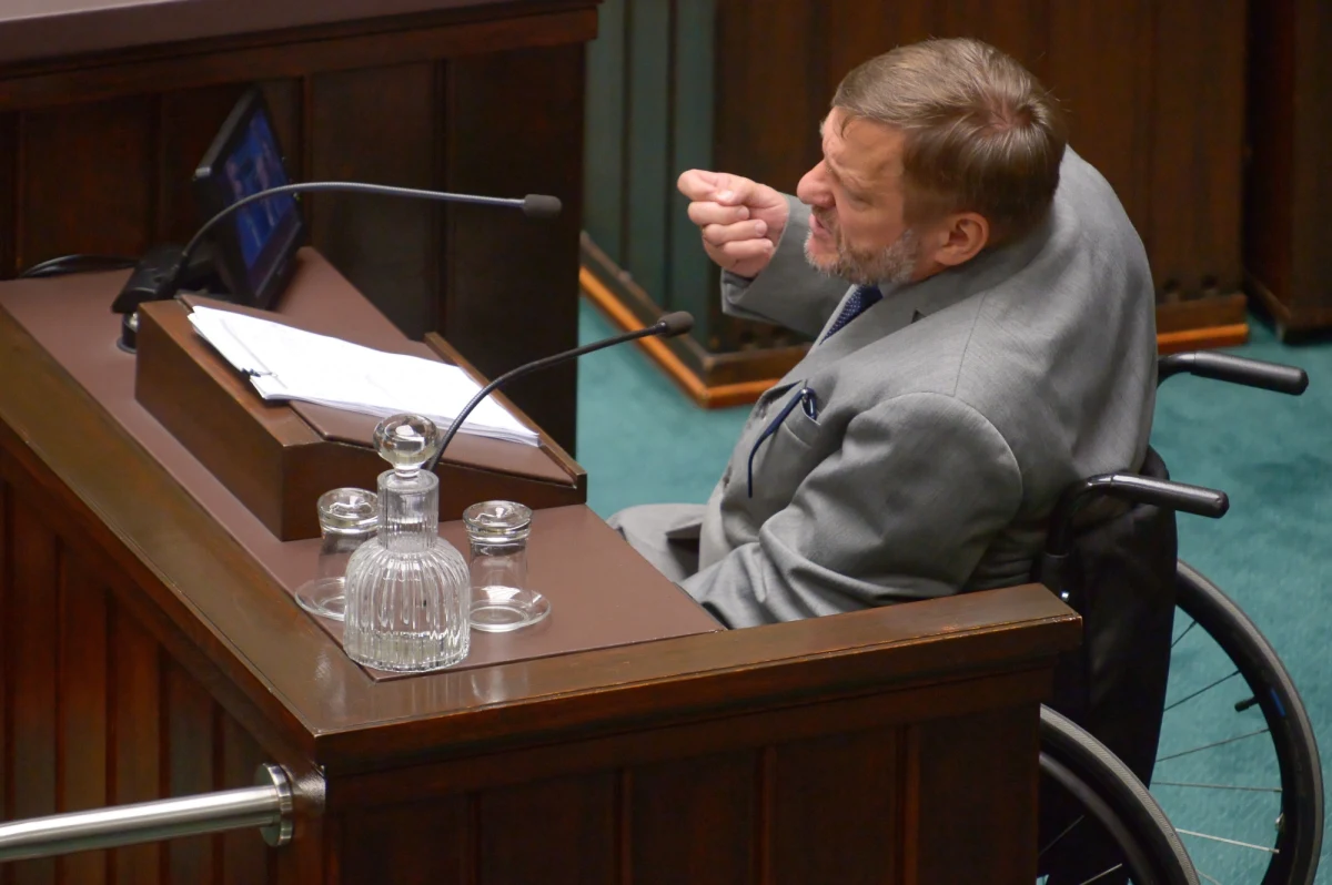 Projekt ustawy o świadczeniu uzupełniającym dla osób niezdolnych do samodzielnej egzystencji jednogłośnie poparła w środę sejmowa komisja polityki społecznej i rodziny.