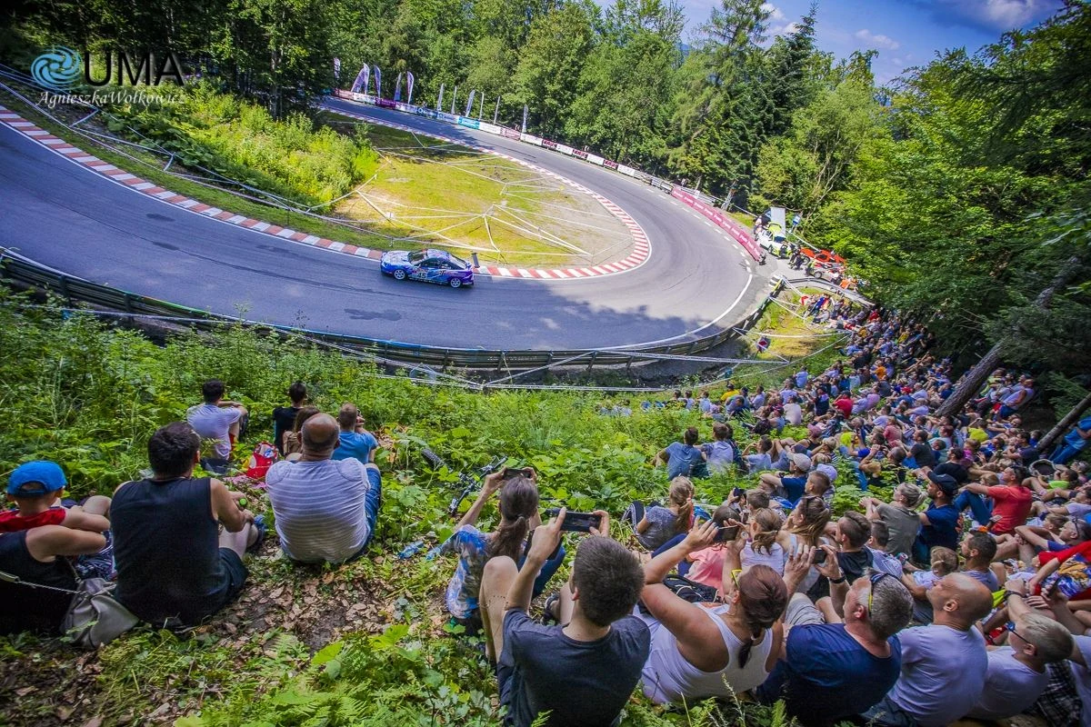 Już niebawem startuje 11. Wyścig Górski Limanowa – Przełęcz Pod Ostrą. To jedno z największych sportowych wydarzeń odbędzie się w dniach 26 – 28 lipca na odcinku drogi powiatowej Limanowa – Kamienica od miejscowości Stara Wieś.  XI edycja wyścigu będzie jednocześnie eliminacją FIA EHC – Mistrzostw Europy FIA w Wyścigach Górskich oraz 5. i 6. rundą Górskich Samochodowych Mistrzostw Polski 2019. Wyścig wpisany do prestiżowego kalendarza Mistrzostw Europy FIA, w którym znajduję się 12 krajów. Każdy kraj otrzymuje możliwość rozegrania tylko jednej rundy. 