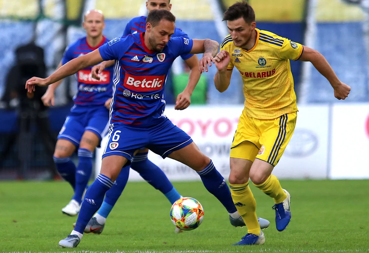 Piłkarze Piasta Gliwice kończą swoją przygodę z Ligą Mistrzów. Choć w rewanżowym spotkaniu z BATE Borysów dominowali przez większość spotkania, to błędy w ostatnich 10 minutach meczu zdecydowały o tym, że to zespół z Białorusi zakwalifikował się do drugiej rundy eliminacji LM. Gliwiczanie w ciągu zaledwie pięciu minut stracili dwa gole! Rewanżowy pojedynek z ekipą z Borysowa zakończyli porażką 1:2, a cały dwumecz przegrali 2:3.