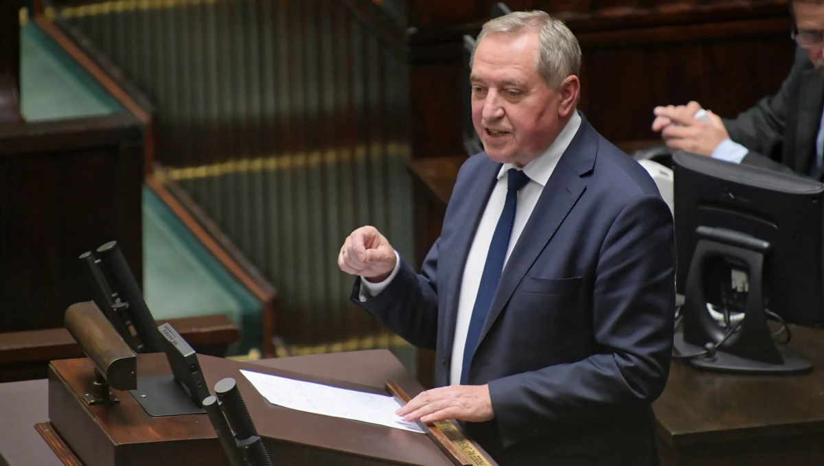 Sejm nie poparł wniosku o wyrażenie wotum nieufności wobec szefa MŚ Henryka Kowalczyka. Według opozycji jest on odpowiedzialny za możliwość utraty środków na walkę ze smogiem. Zdaniem PiS to nieprawda, a rząd coraz skuteczniej walczy z tym zjawiskiem.