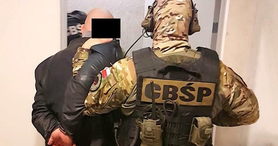 Gang podejrzewany o oszustwa, pranie pieniędzy i przestępstwa skarbowe został rozbity przez policjantów CBŚP z Wrocławia, Krajową Administracją Skarbową i Prokuraturą Krajową. Skarb Państwa na działaniach grupy przestępczej mógł stracić 9,2 mln złotych. Poszkodowane są też niemieckie firmy, które w związku z oszustwami straciły ok. 10 milionów zł.