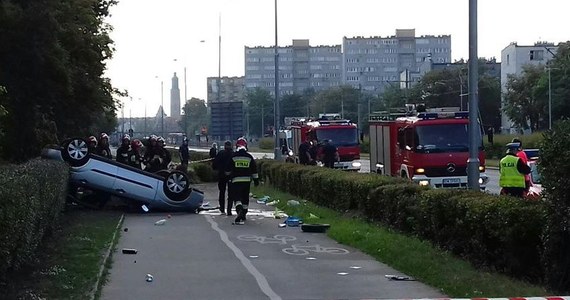 Groźny wypadek na ul. Legnickiej we Wrocławiu. Samochód osobowy wypadł z drogi i dachował na ścieżce rowerowej.