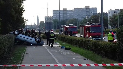 Wrocław: Auto wypadło z drogi i dachowało na ścieżce rowerowej