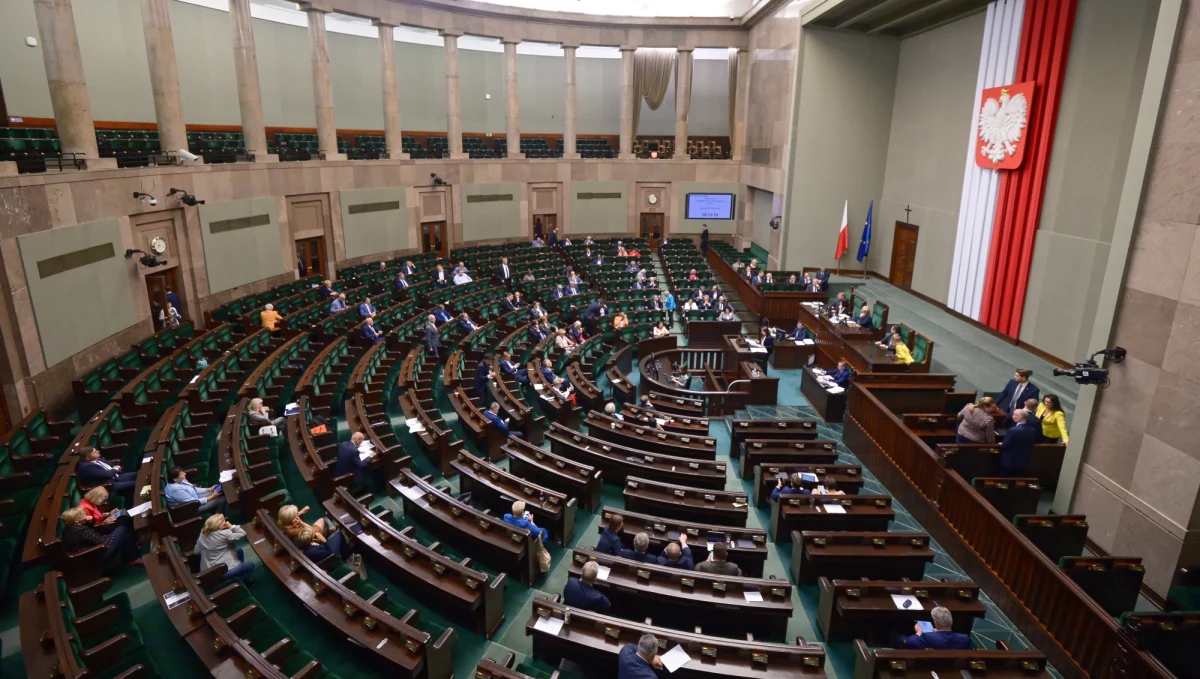 Sejm skierował do prac w komisji nadzwyczajnej projekt nowelizacji Kodeksu wyborczego autorstwa PiS, który zakłada, że o ważności wyborów, m.in. prezydenckich i do Sejmu, rozstrzygać będzie Sąd Najwyższy w składzie całej Izby Kontroli Nadzwyczajnej i Spraw Publicznych. Podczas przeprowadzonego w czwartek nad ranem pierwszego czytania przeciwko projektowanym rozwiązaniom opowiedzieli się posłowie PO i PSL.