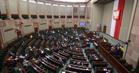 Sejm skierował do prac w komisji nadzwyczajnej projekt nowelizacji Kodeksu wyborczego autorstwa PiS, który zakłada, że o ważności wyborów, m.in. prezydenckich i do Sejmu, rozstrzygać będzie Sąd Najwyższy w składzie całej Izby Kontroli Nadzwyczajnej i Spraw Publicznych. Podczas przeprowadzonego w czwartek nad ranem pierwszego czytania przeciwko projektowanym rozwiązaniom opowiedzieli się posłowie PO i PSL.