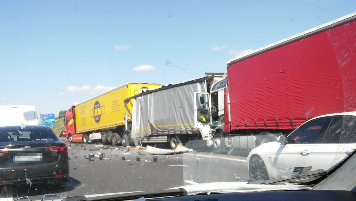 Poważny wypadek na autostradowej obwodnicy Poznania. Między węzłami Krzesiny i Luboń zderzyły się cztery ciężarówki i dwa auta osobowe. Pięć osób zostało rannych. 