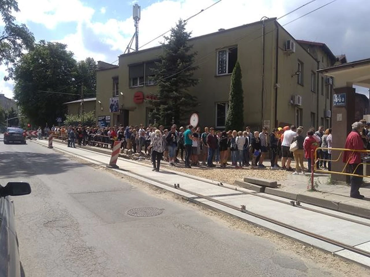 Gigantyczna kolejka przed poradnią Wojewódzkiego Ośrodka Medycyny Pracy w Sosnowcu. Stoją w niej absolwenci podstawówek i gimnazjów, którzy zakwalifikowali się do techników i szkół branżowych. Muszą zrobić badania lekarskie, a zaświadczenia w ciągu kilku dni dostarczyć do swoich nowych szkół. Głos w sprawie zabrało już Śląskie Kuratorium Oświaty w Katowicach.